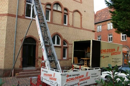 Schrägaufzug und Möbelwagen von Schlosser Umzüge bei einem Umzug